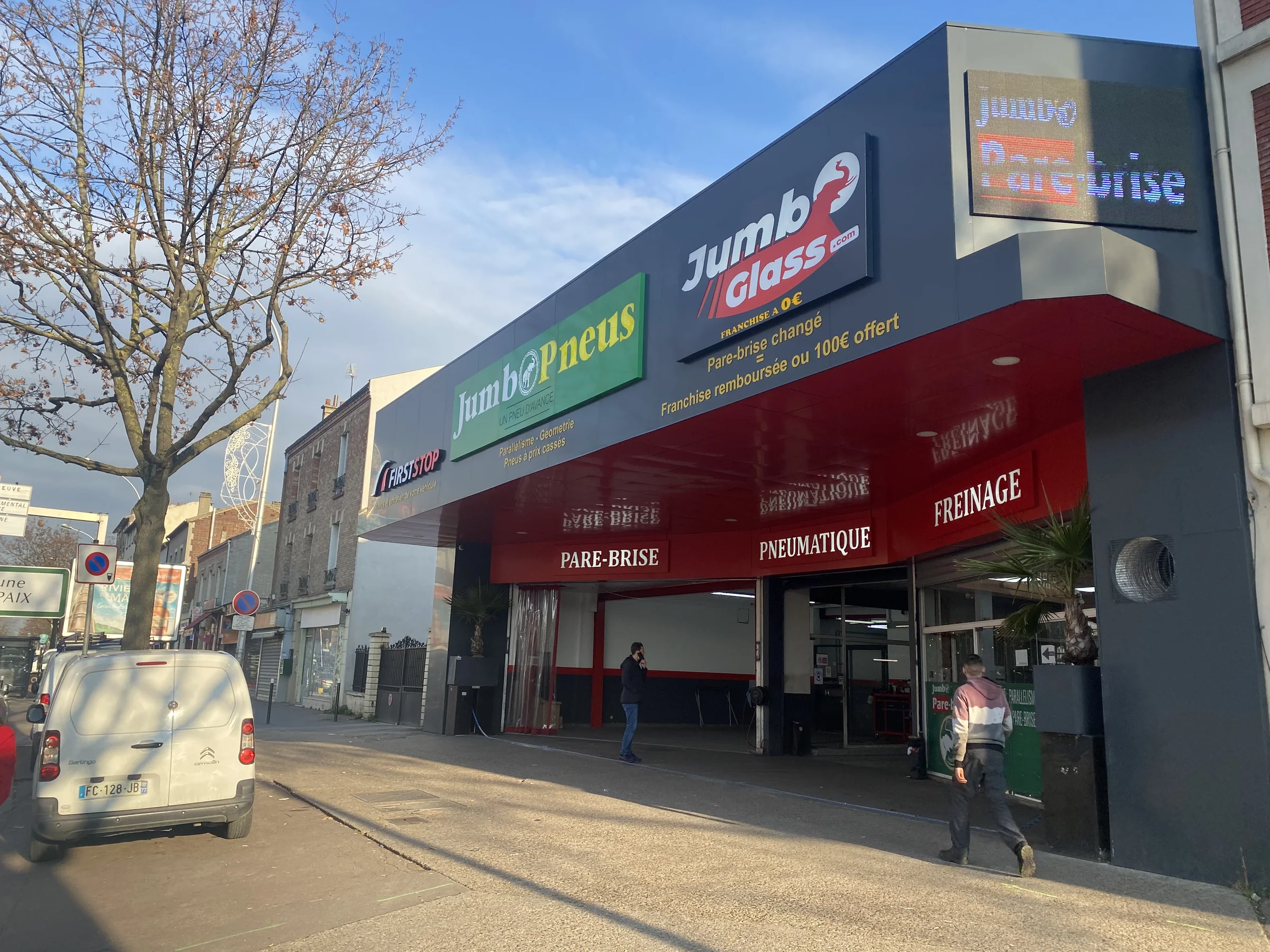 Façade du centre Jumbo Pneus La Courneuve